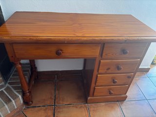 Escritorio de madera con silla