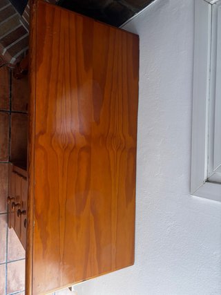 Escritorio de madera con silla