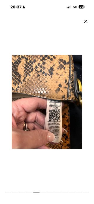 Borsa Guess effetto pitone marrone e oro