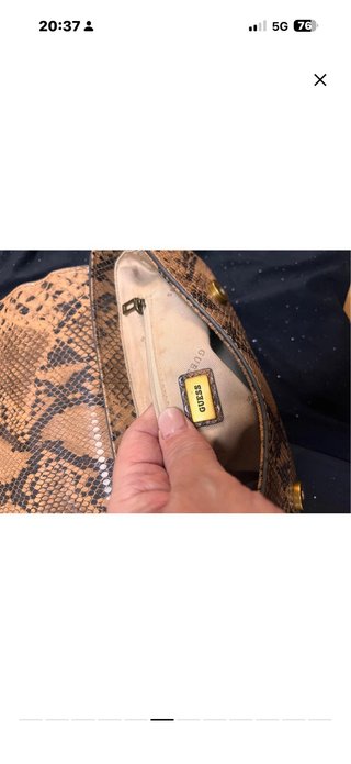 Borsa Guess effetto pitone marrone e oro