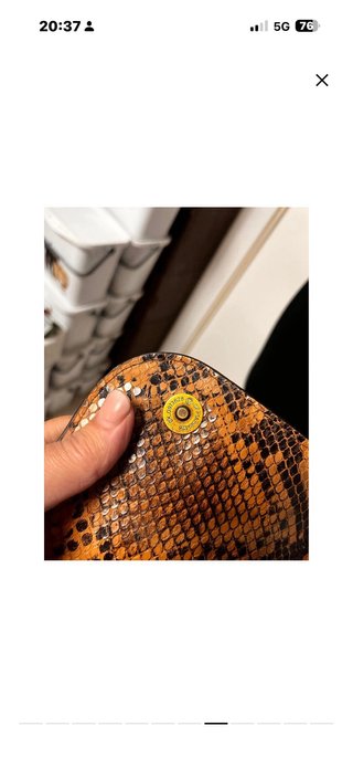 Borsa Guess effetto pitone marrone e oro