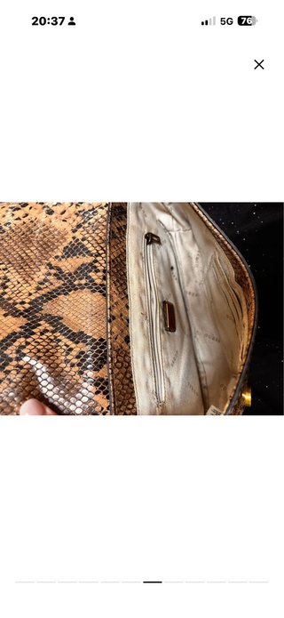 Borsa Guess effetto pitone marrone e oro