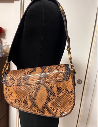 Borsa Guess effetto pitone marrone e oro