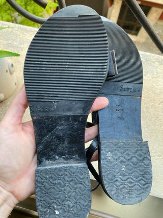 Sandalias de piel negra con tachuelas plateadas