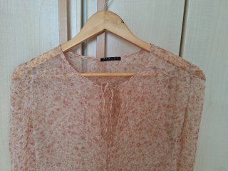 Blusa floral beige y rosa