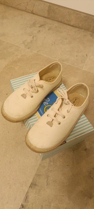 Zapatos de lona con cordones beige
