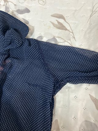 Camisa azul con lunares blancos