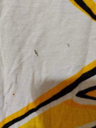 Camiseta  negra y amarilla