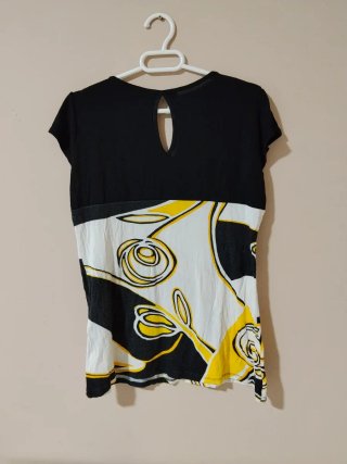 Camiseta  negra y amarilla