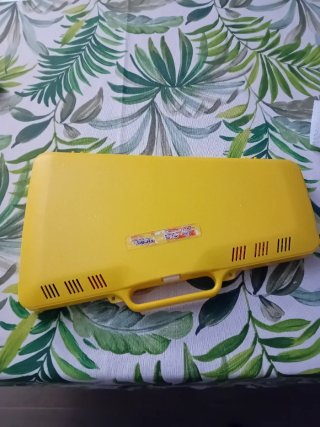 Xilófono infantil amarillo con baquetas