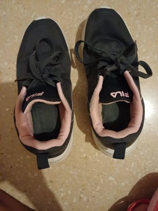 Zapatillas Fila Gris Oscuro y Rosa.