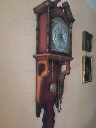 Reloj de pared antiguo de pesas