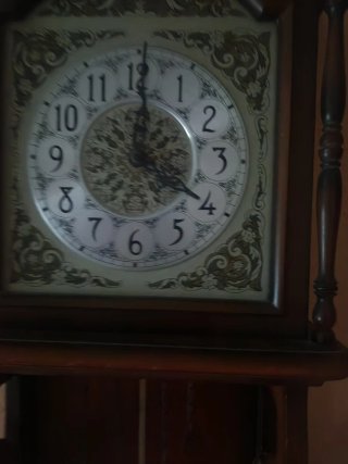 Reloj de pared antiguo de pesas