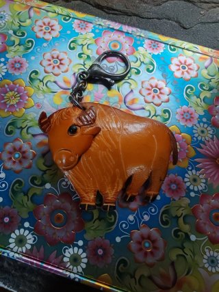 Llavero artesanal de cuero de bisonte