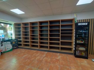 Estanterías de madera nuevas