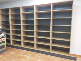 Estanterías de madera nuevas
