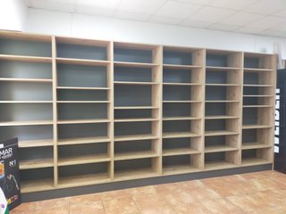 Estanterías de madera nuevas