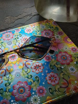 Gafas de sol doradas con diseño geométrico