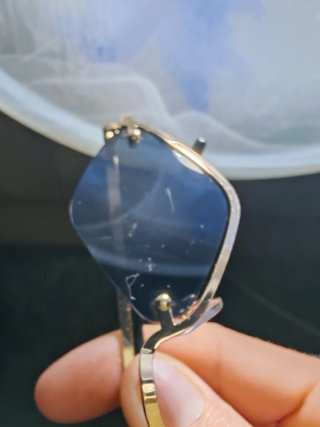Gafas de sol doradas con diseño geométrico