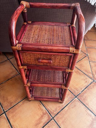 Estantería de ratán con cajón