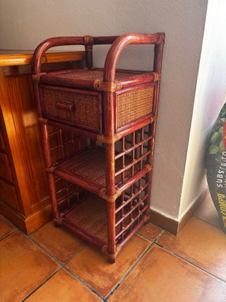 Estantería de ratán con cajón