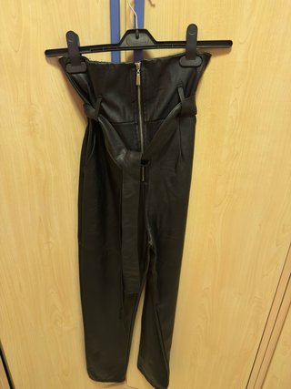 Mono negro efecto piel con cinturón