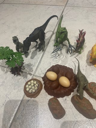Juego de dinosaurios en bote