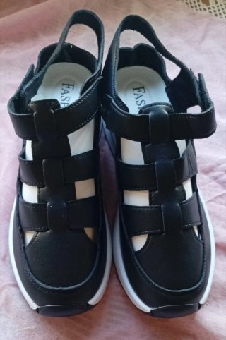 Sandalias negras y blancas