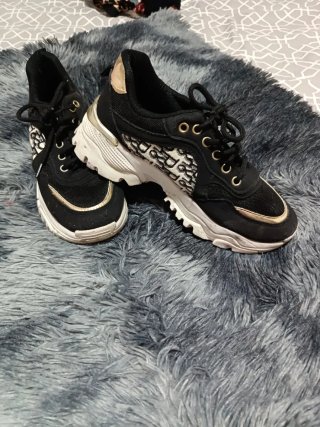 Zapatillas negras y doradas