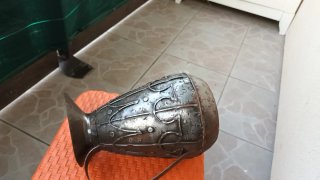 Jarra antigua de metal