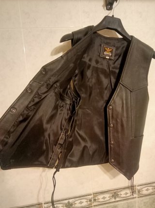 Chaleco de cuero negro