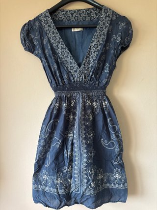 Vestido azul con estampado floral
