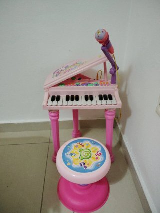 Piano infantil rosa con micrófono y taburete