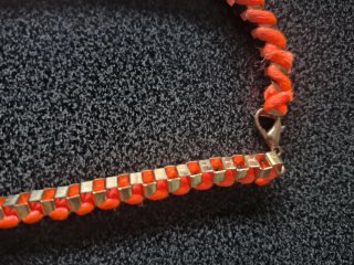 Collar con flecos negro y naranja