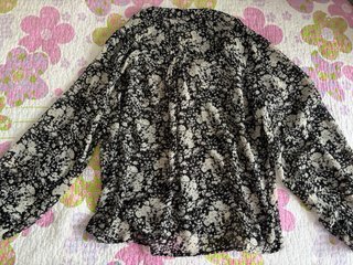 Blusa Mango floral negra y blanca