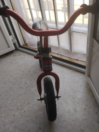 Bicicleta sin pedales Chicco Roja