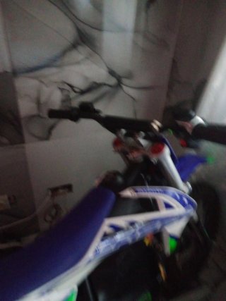Moto de cross azul y verde