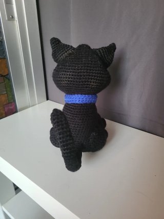 Gato Amigurumi Negro con Bufanda Azul