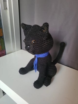 Gato Amigurumi Negro con Bufanda Azul