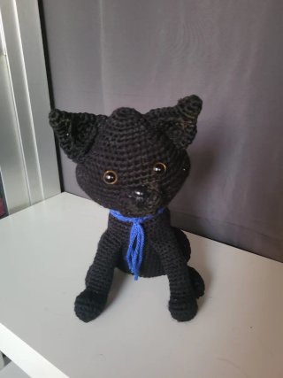 Gato Amigurumi Negro con Bufanda Azul