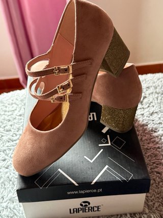 Zapatos de salón rosa con tacón dorado