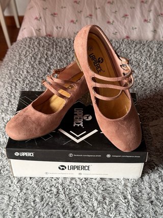 Zapatos de salón rosa con tacón dorado
