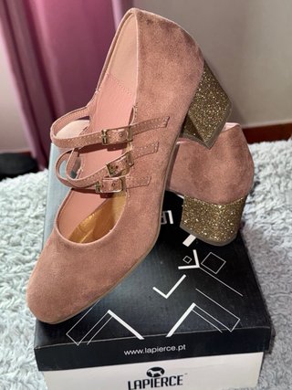 Zapatos de salón rosa con tacón dorado