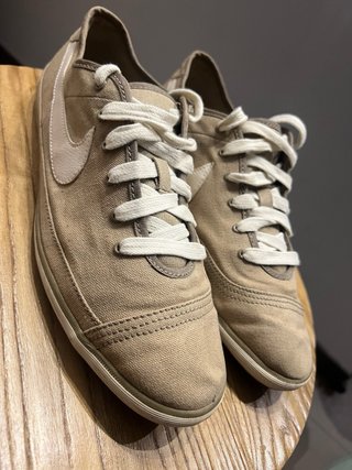 Zapatillas Nike Beige y Blancas