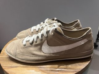 Zapatillas Nike Beige y Blancas