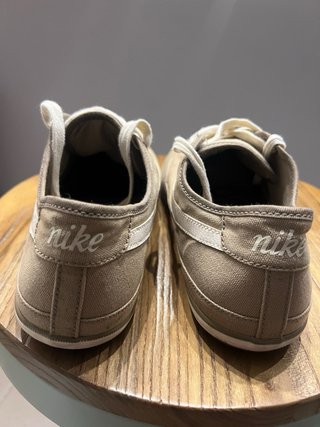 Zapatillas Nike Beige y Blancas