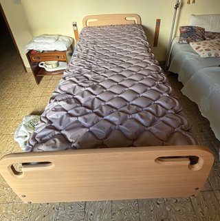 Cama ortopédica con colchón antiescaras
