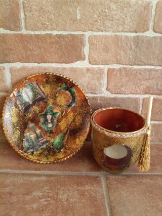 Portavelas y decoración bruja dorada
