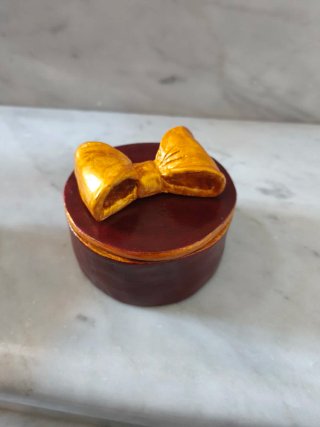 Cofanetto portagioie decorato con fiocco dorato