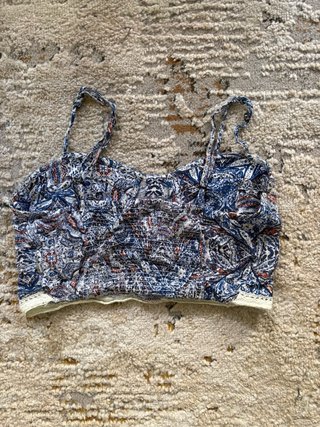 Top estampado floral con encaje